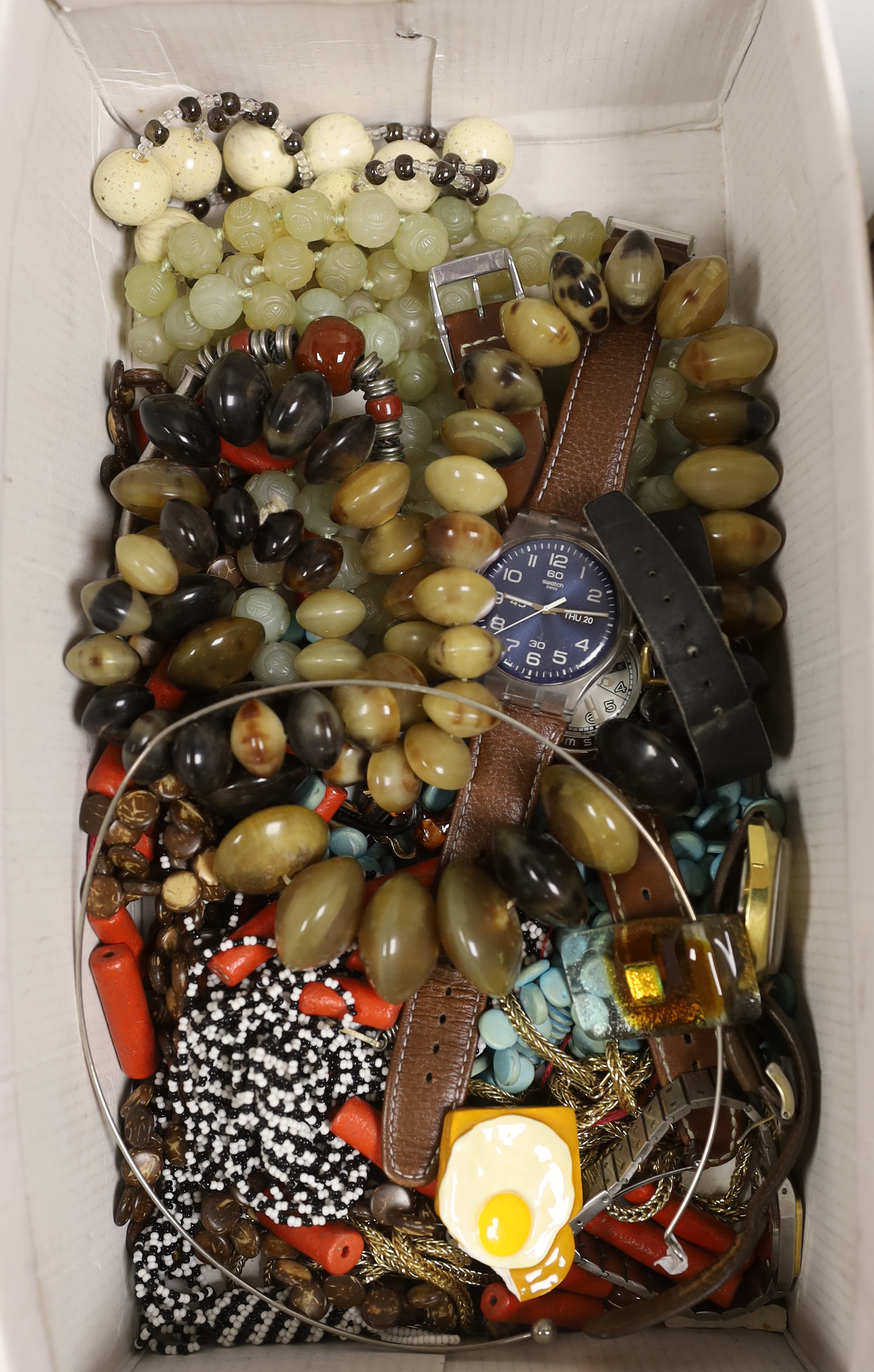 A quantity of mixed costume jewellery, including rings, necklaces, etc.